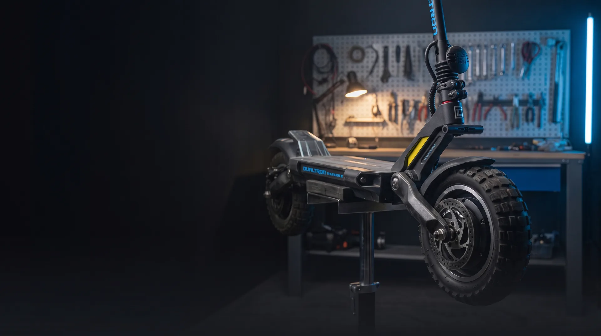 Электросамокат Dualtron Thunder на ремонтной стойке в мастерской SKYGEAR WORKSHOP
